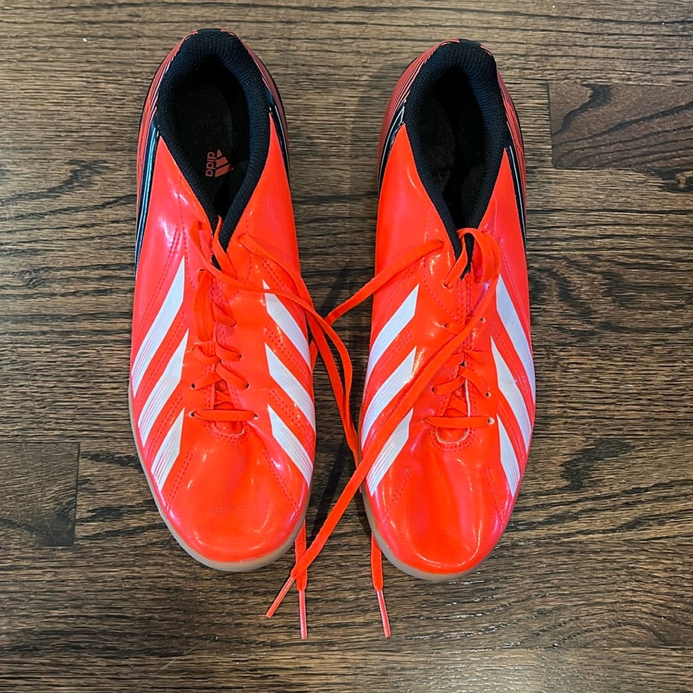 👗Adidas men’s soccer shoes size 9.5 worn once